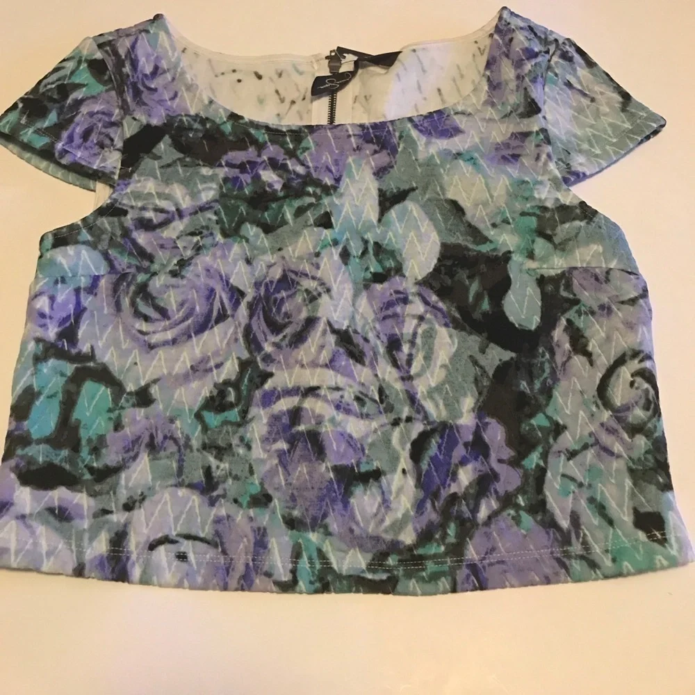 Crop top, floral Blue, Purple, green Jessica Simpson flowers Small cap sleeve - Picture 5 of 9
